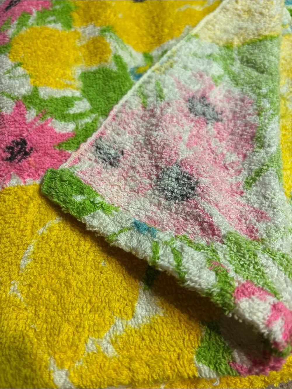 Vtg 70s Flower Power Oversized Beach Towel 46x70 Terry Cloth Fabric